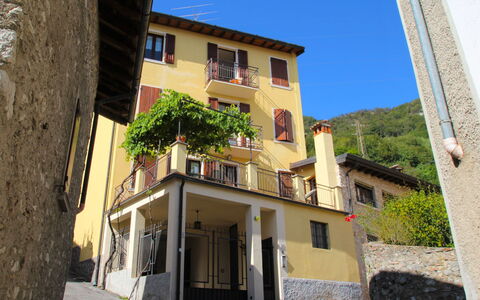 Gargnano 250: Cielo, Costruzione, Finestra, Proprietà, Pianta, Azzurro, Quartiere, Zona Residenziale, Facciata