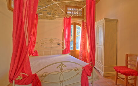 Arturo: Tenda, Mobilia, Camera, Proprietà, Letto, Rosso, Camera Da Letto, Interior Design, Finestra Trattamento, Rosa