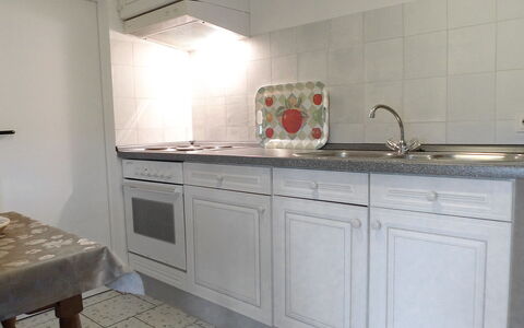 Hage 300: Camera, Proprietà, Controsoffitto, Mobilia, Cabinetry, Lavello, Cucina, Piastrella, Interior Design, Proprietà Del Materiale