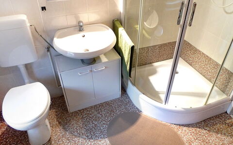 Hage 300: Bagno, Proprietà, Gabinetto, Prodotto, Camera, Pavimento, Piastrella, Idraulico Fixture, Interior Design, Architettura