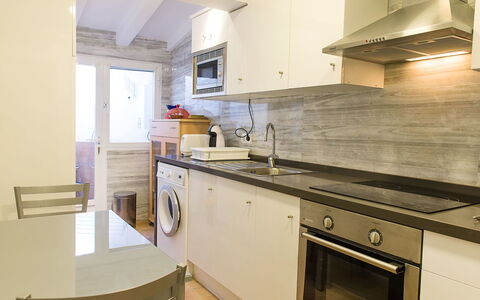 Cofitsa: Proprietà, Camera, Controsoffitto, Cucina, Cabinetry, Mobilia, Interior Design, Casa, Costruzione, Giallo