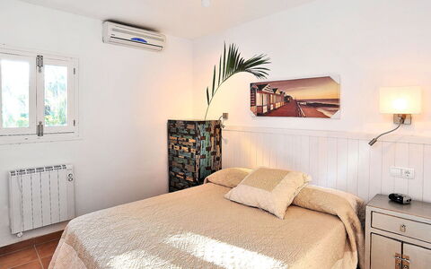 Cofitsa: Camera Da Letto, Letto, Mobilia, Lenzuolo, Camera, Bedding, Proprietà, Interior Design, Telaio Del Letto, Materasso