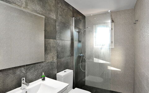 Cofitsa: Bagno, Proprietà, Camera, Interior Design, Parete, Piastrella, Architettura, Costruzione, Casa, Idraulico Fixture