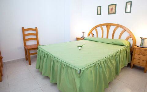 Topacio Iv: Camera Da Letto, Lenzuolo, Mobilia, Letto, Camera, Bedding, Proprietà, Verde, Telaio Del Letto, Bed Gonna