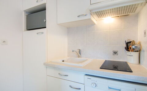 Aillerie: Cabinetry, Rubinetto, Lavandino Della Cucina, Controsoffitto, Proprietà, Lavello, Mobilia, Cucina, Costruzione, Cassetto