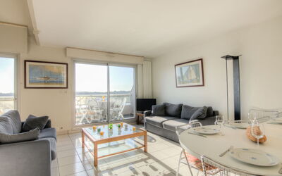 Terrasses D'Emeraude 153.4: Tavolo, Mobilia, Divano, Costruzione, Finestra, Comfort, Azzurro, Legna, Cornice, Soggiorno