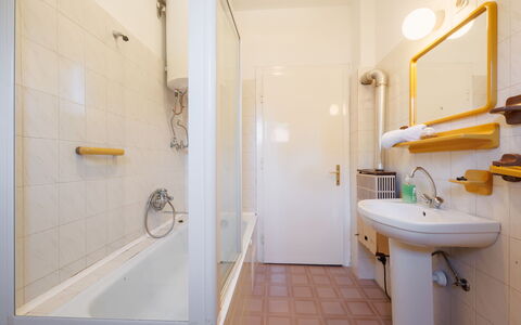 Peach: Bagno, Parete, Pavimentazione, Idraulico Fixture, Lavandino Del Bagno, Pavimento, Interior Design, Idraulico, Soffitto, Rubinetto