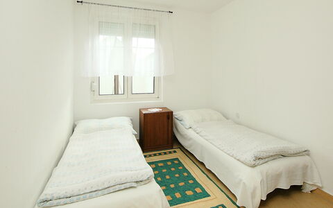 Apricot: Mobilia, Camera, Camera Da Letto, Letto, Proprietà, Lenzuolo, Pavimento, Bedding, Telaio Del Letto, Interior Design