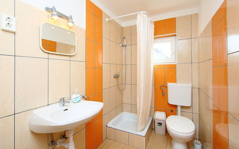 Apricot: Bagno, Proprietà, Camera, Arancia, Giallo, Interior Design, Architettura, Immobiliare, Costruzione, Casa