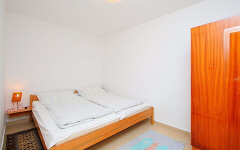 Apricot: Letto, Camera, Camera Da Letto, Proprietà, Mobilia, Lenzuolo, Arancia, Pavimento, Materasso, Immobiliare