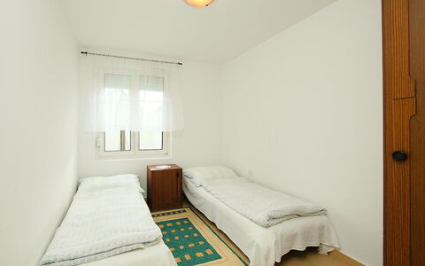 Apricot: Letto, Camera, Mobilia, Camera Da Letto, Proprietà, Pavimento, Lenzuolo, Telaio Del Letto, Materasso, Bedding