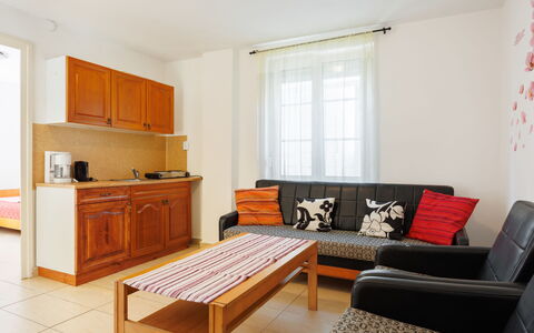 Apricot: Mobilia, Pavimentazione, Interior Design, Pavimento, Camera, Appartamento, Casa, Divano, Soffitto, Color Legno