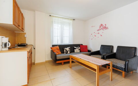 Apricot: Mobilia, Pavimentazione, Pavimento, Interior Design, Camera, Appartamento, Divano, Color Legno, Soggiorno, Sedia