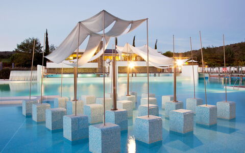 Castiglione della Pescaia 125: Cielo, Acqua, Luce, Azzurro, Shade, Tempo Libero, Aqua, Albero, Piscina, Immobiliare