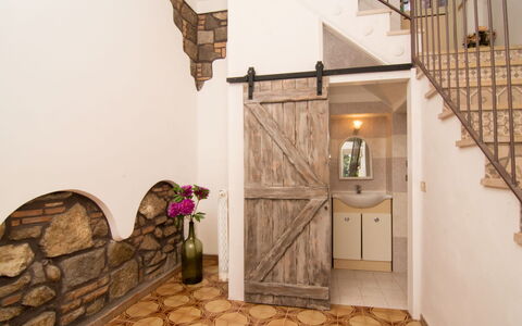 Emi: Proprietà, Cabinetry, Legna, Illuminazione, Interior Design, Pavimentazione, Costruzione, Pavimento, Soggiorno, Parete