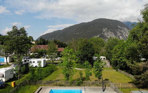 Ferien 1: Nube, Cielo, Pianta, Acqua, Proprietà, Costruzione, Natura, Albero, Montagna, Piscina