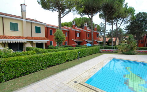 Bibione 310: Pianta, Cielo, Proprietà, Costruzione, Acqua, Piscina, Finestra, Albero, Erba, Urban Design