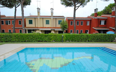 Bibione 310: Acqua, Pianta, Giorno, Proprietà, Costruzione, Piscina, Cielo, Finestra, Azzurro, Natura