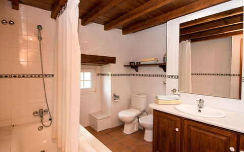 Can Trullas: Specchio, Rubinetto, Proprietà, Idraulico Fixture, Lavello, Mobiletto Del Bagno, Mobilia, Cabinetry, Vasca Da Bagno, Bagno