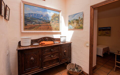 Can Trullas: Mobilia, Cornice, Cabinetry, Proprietà, Costruzione, Legna, Tavolo, Cassetto, Casa, Architettura