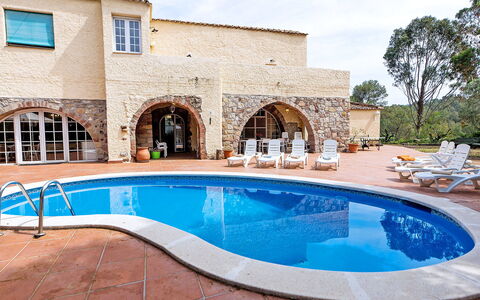 Can Trullas: Acqua, Costruzione, Cielo, Nube, Finestra, Azzurro, Piscina, Interior Design, Corpo D'Acqua, Pianta