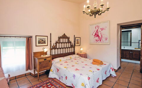 Can Trullas: Proprietà, Mobilia, Cornice, Cabinetry, Costruzione, Decorazione, Legna, Tessile, Comfort, Illuminazione
