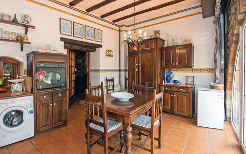 Can Trullas: Mobilia, Cabinetry, Legna, Cucina, Cornice, Interior Design, Pavimentazione, Pavimento, Elettrodomestico, Cassetto