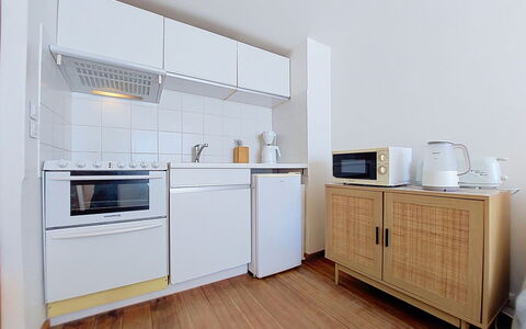 Le Platin: Mobilia, Pavimentazione, Interior Design, Pavimento, Legna, Apparecchio Major, Cucina, Elettrodomestico Da Cucina, Cabinetry, Pavimento In Legno