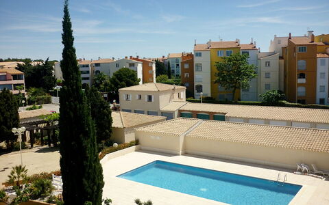 Bella Vista: Cielo, Pianta, Nube, Proprietà, Giorno, Costruzione, Albero, Azzurro, Architettura, Piscina