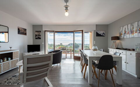 Cavalaire 158: Mobilia, Cornice, Cabinetry, Sedia, Tavolo, Illuminazione, Legna, Pianta Della Casa, Interior Design, Soggiorno