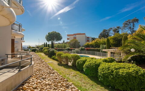 Les Rivages de L'Esterel: Nube, Cielo, Pianta, Giorno, Albero, Costruzione, Lotto, Luce Del Sole, Manto Stradale, Street Luce
