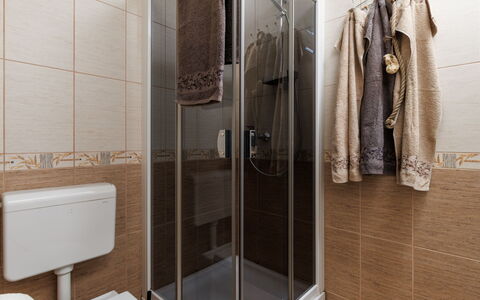 Novi Vinodolski 117: Pavimentazione, Idraulico Fixture, Pavimento, Interior Design, Bagno, Lavello, Idraulico, Lavandino Del Bagno, Marrone, Rubinetto
