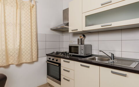Novi Vinodolski 117: Apparecchio Major, Cucina, Elettrodomestico Da Cucina, Interior Design, Controsoffitto, Cabinetry, Pavimentazione, Legna, Mobilia, Camera