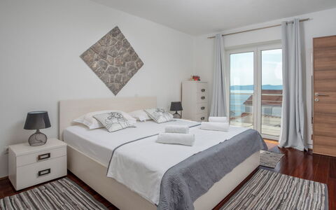 Senj: Camera Da Letto, Letto, Mobilia, Materasso, Camera, Lenzuolo, Proprietà, Telaio Del Letto, Bedding, Interior Design