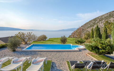 Senj: Proprietà, Paesaggio Naturale, Casa, Piscina, Immobiliare, Estate, Erba, Costruzione, Villa, Architettura