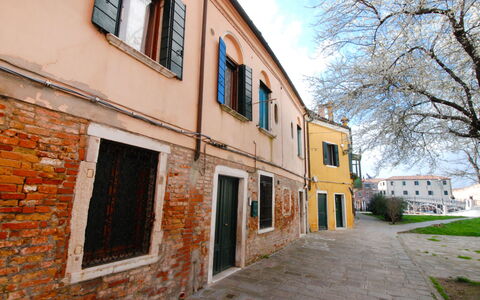 Valier: Pianta, Costruzione, Finestra, Cielo, Nube, Manto Stradale, Albero, Porta, Brick, Legna