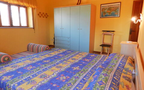 Giuga: Letto, Camera Da Letto, Lenzuolo, Camera, Proprietà, Mobilia, Pavimento, Telaio Del Letto, Materasso, Bedding