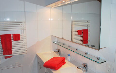 Cantagallo: Bagno, Camera, Proprietà, Interior Design, Architettura, Piastrella, Parete, Costruzione, Mobilia, Pavimento