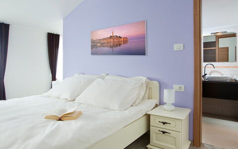 Bea: Camera Da Letto, Mobilia, Letto, Camera, Lenzuolo, Proprietà, Parete, Interior Design, Materasso, Telaio Del Letto