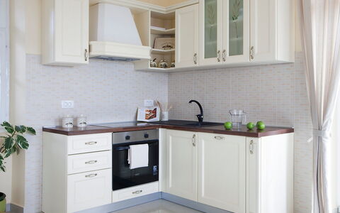 Bea: Mobilia, Cabinetry, Camera, Cucina, Proprietà, Controsoffitto, Interior Design, Piastrella, Costruzione, Proprietà Del Materiale