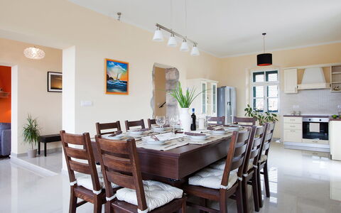 Bea: Sala Da Pranzo, Camera, Proprietà, Mobilia, Interior Design, Costruzione, Soffitto, Tavolo, Pavimento, Casa