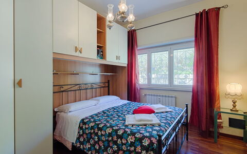 Vaticanum Hills: Camera Da Letto, Letto, Mobilia, Camera, Proprietà, Lenzuolo, Interior Design, Pavimento, Telaio Del Letto, Bedding