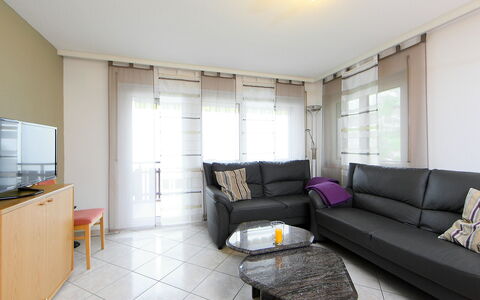 Sonnhalde B: Camera, Proprietà, Mobilia, Soggiorno, Interior Design, Costruzione, Immobiliare, Pavimento, Giallo, Casa