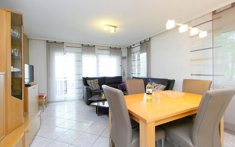 Sonnhalde B: Camera, Proprietà, Costruzione, Mobilia, Giallo, Interior Design, Immobiliare, Casa, Pavimento, Sala Da Pranzo