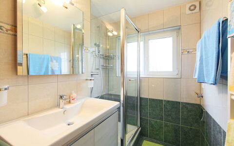 Sonnhalde B: Bagno, Proprietà, Camera, Interior Design, Costruzione, Immobiliare, Piastrella, Idraulico Fixture, Architettura, Casa