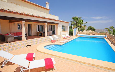 Karibuni: Cielo, Proprietà, Acqua, Costruzione, Piscina, Shade, Pianta, Casa, Albero, Legna