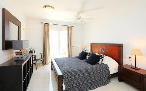 Karibuni: Camera Da Letto, Mobilia, Letto, Camera, Proprietà, Lenzuolo, Interior Design, Telaio Del Letto, Bedding, Costruzione