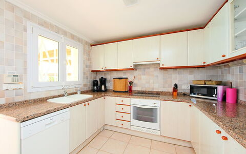 Karibuni: Proprietà, Camera, Cucina, Cabinetry, Mobilia, Costruzione, Immobiliare, Interior Design, Giallo, Casa