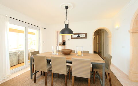 Karibuni: Tavolo, Mobilia, Proprietà, Sedia, Legna, Interior Design, Pavimentazione, Pavimento, Cucina & Sala Da Pranzo Tavolo, Color Legno