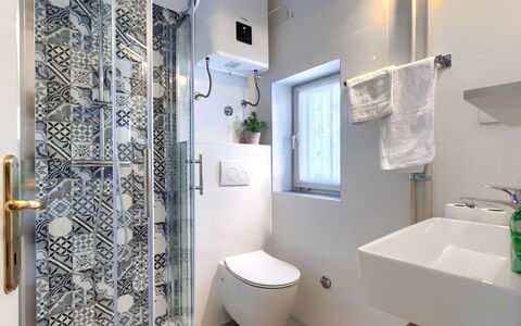 Suncana: Proprietà, Idraulico Fixture, Specchio, Viola, Bagno, Interior Design, Lavello, Pavimento, Pavimentazione